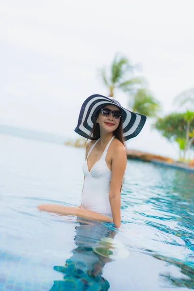 Retrato hermosa joven asiática mujer sonrisa feliz relajarse alrededor de sw — Foto de Stock