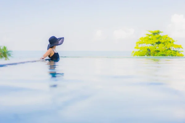 Ritratto bello giovane asiatico donne felice sorriso relax all'aperto s — Foto Stock