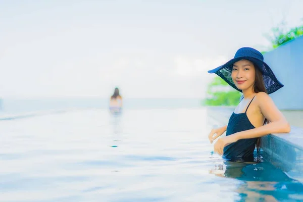 Portret mooie jonge aziatische vrouwen gelukkig glimlach ontspannen buiten s — Stockfoto