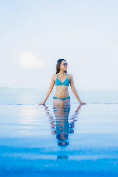 Retrato bonito jovem asiático mulheres feliz sorriso relaxar ao ar livre s — Fotografia de Stock