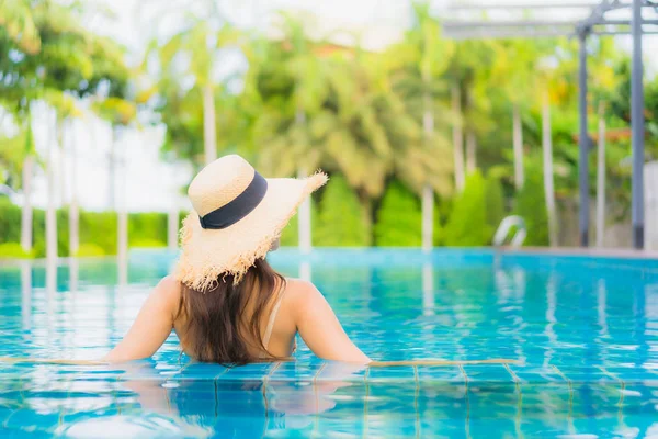 Retrato hermosa joven asiático mujeres feliz sonrisa relajarse al aire libre s — Foto de Stock