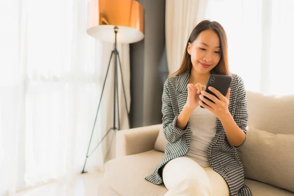 Ritratto belle giovani donne asiatiche usando il cellulare parlante — Foto Stock