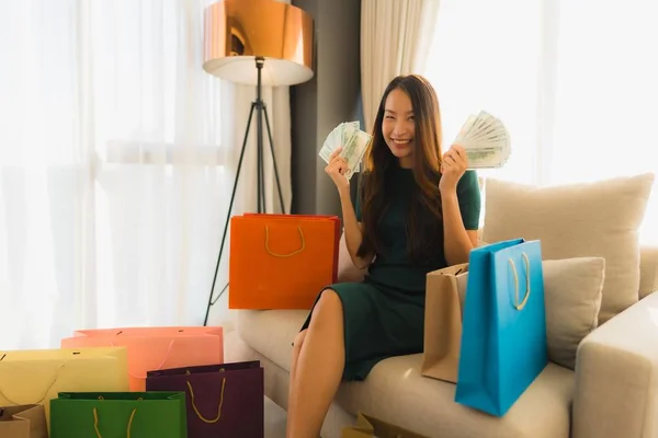 Retrato hermosa joven asiático mujeres utilizando ordenador portátil o sm — Foto de Stock