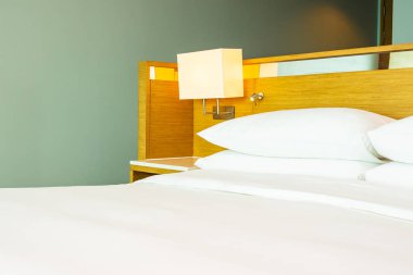 B yatak dekorasyonu üzerinde güzel lüks rahat beyaz yastık