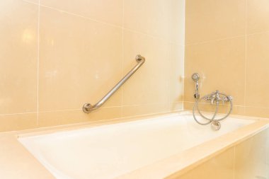 Güzel, lüks, beyaz küvet dekorasyonu.