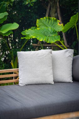 Kanepe sandalyede rahat yastık