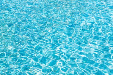 Soyut ve yüzey havuzu suyu, güneş ışığının geri çekilmesiyle yansır