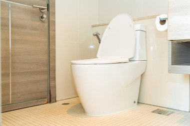 Banyo içindeki klozet kapağı.
