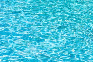 Soyut ve yüzey havuzu suyu, güneş ışığının geri çekilmesiyle yansır