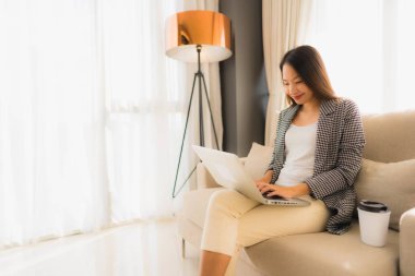 Birlikte bilgisayar ve dizüstü bilgisayar kullanarak güzel bir Asyalı portresi