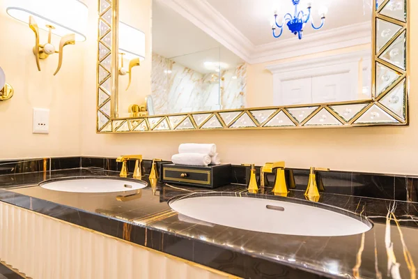 Красивый кран роскоши и раковина украшения в ванной комнате — стоковое фото