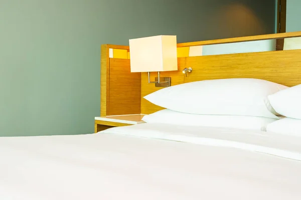 Belo luxo confortável travesseiro branco na decoração da cama em b — Fotografia de Stock