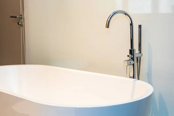 Fehér luxus fürdőkád dekoráció belső — Stock Fotó