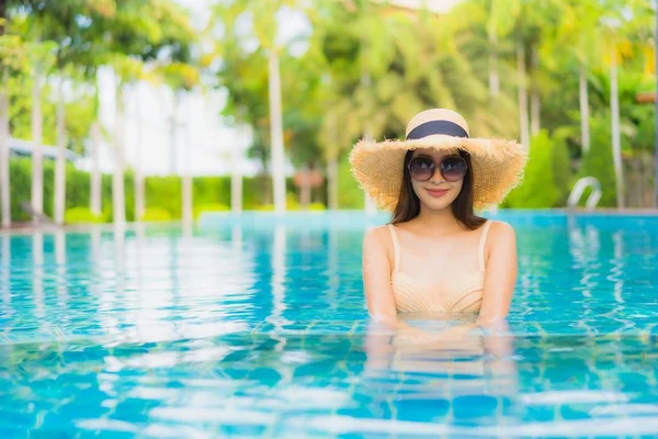 Porträt schöne junge asiatische Frauen glücklich lächeln entspannen im Freien s — Stockfoto