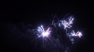 Gece gökyüzünde patlayan havai fişeklerin yakın çekim görüntüleri.