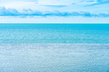 Se ile otel beldesinde güzel açık sonsuzluk yüzme havuzu