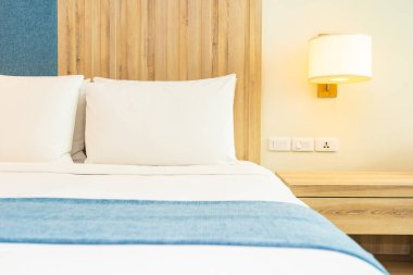 Hafif lamba ile yatak dekorasyonbeyaz rahat yastık