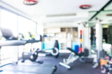 Beden eğitimi odasının içi spor malzemeleriyle dolu.