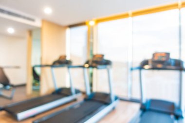 Beden eğitimi odasının içi spor malzemeleriyle dolu.