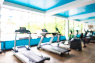 Beden eğitimi odasının içi spor malzemeleriyle dolu.