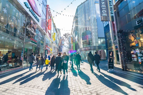 Seoul, Güney Kore 10 Aralık 2018: Myeong dong pazarı 