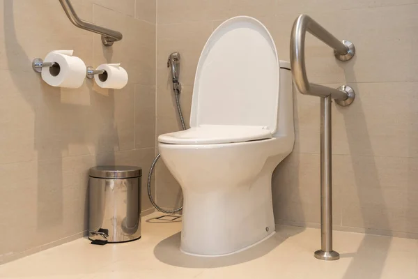 Bílá záchodová miska a dekorace sedáku v koupelně — Stock fotografie