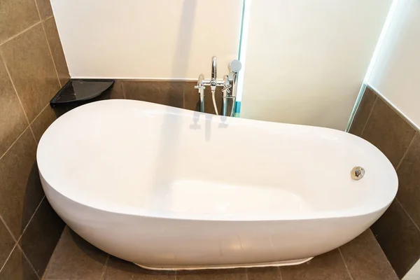 아름답고 호화로운흰 목욕통 내부 장식 — 스톡 사진