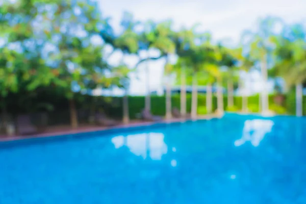 Abstracto desenfoque piscina al aire libre en el complejo hotelero — Foto de Stock