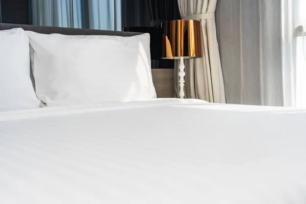 Travesseiro branco na cama decoração interior — Fotografia de Stock
