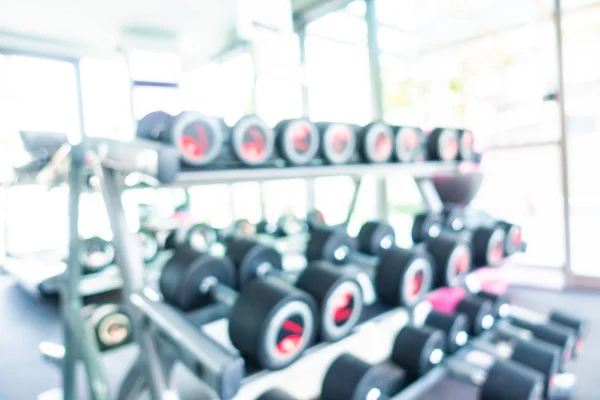 Resumen difuminación interior de la sala de gimnasio con equipo de fitness — Foto de Stock