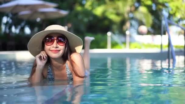 Metraje Mujer Asiática Relajándose Piscina Durante Las Vacaciones Verano — Vídeos de Stock