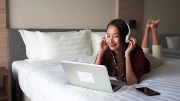 Imagens Mulher Asiática Trabalhando Com Laptop Ouvir Música Casa — Vídeo de Stock
