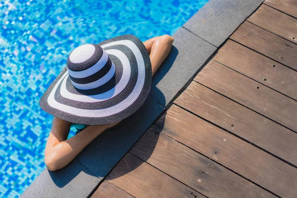 Hermosa joven asiática mujer feliz sonrisa y relajarse en la natación po — Foto de Stock