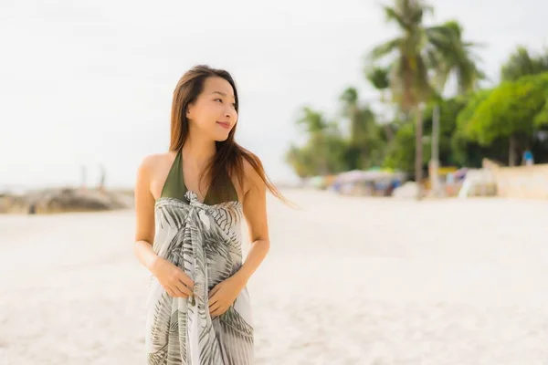 Porträt schöne asiatische Frauen glücklich lächeln entspannen auf der tropischen — Stockfoto