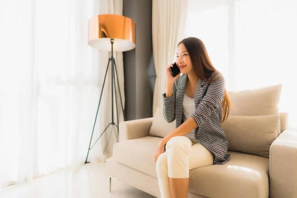 Retrato hermosa joven asiático mujeres usando hablando de teléfono móvil —  Fotos de Stock