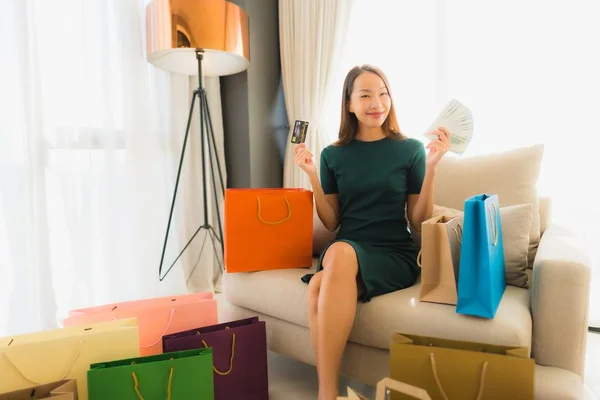 Retrato hermosa joven asiático mujeres utilizando ordenador portátil o sm — Foto de Stock