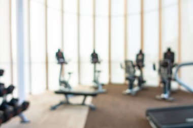 Beden eğitimi odasının içi spor malzemeleriyle dolu.