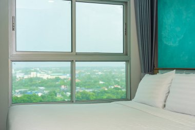 Yastık ve battaniye yatağın üzerinde, içinde lamba süslemesi var.