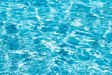 Soyut ve yüzey havuzu suyu, güneş ışığının geri çekilmesiyle yansır