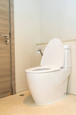 Banyo içindeki klozet kapağı.