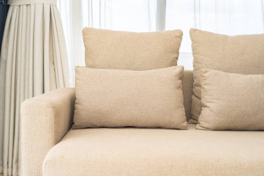 Kanepe sandalyede rahat yastık