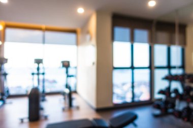 Beden eğitimi odasının içi spor malzemeleriyle dolu.