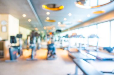 Beden eğitimi odasının içi spor malzemeleriyle dolu.