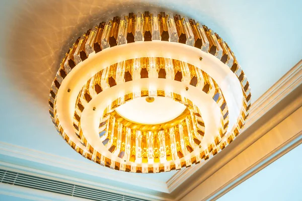 아름 다운 럭셔리 전기 천장 램프 장식 — 스톡 사진