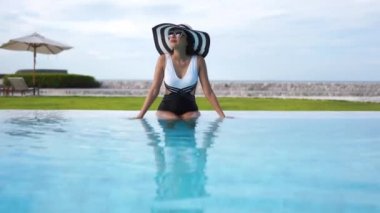 Yaz tatili sırasında havuzda dinlenen Asyalı kadının görüntüleri