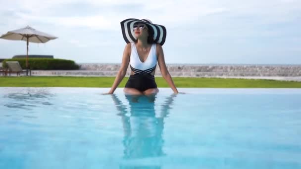 Filmati Donna Asiatica Che Rilassa Piscina Durante Vacanze Estive — Video Stock