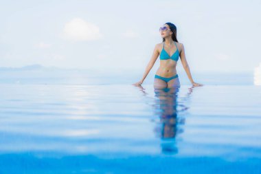 Güzel Asyalı genç kadınların portresi mutlu bir gülümseme açık havada rahatla