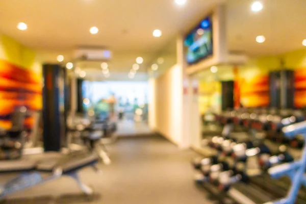 Resumen difuminación interior de la sala de gimnasio con equipo de fitness —  Fotos de Stock