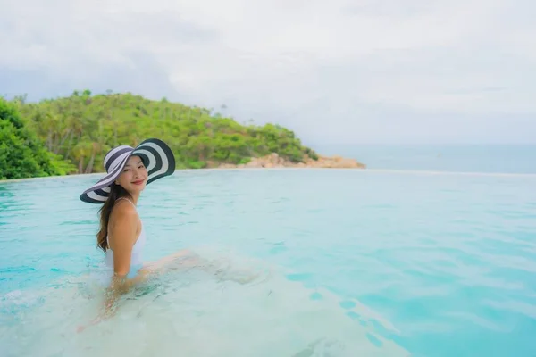 Retrato jovem mulher asiática relaxar sorriso feliz em torno de natação ao ar livre — Fotografia de Stock