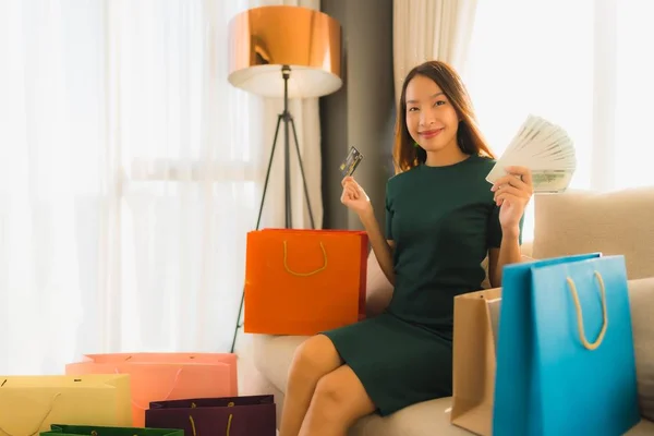 Retrato hermosa joven asiático mujeres utilizando ordenador portátil o sm — Foto de Stock